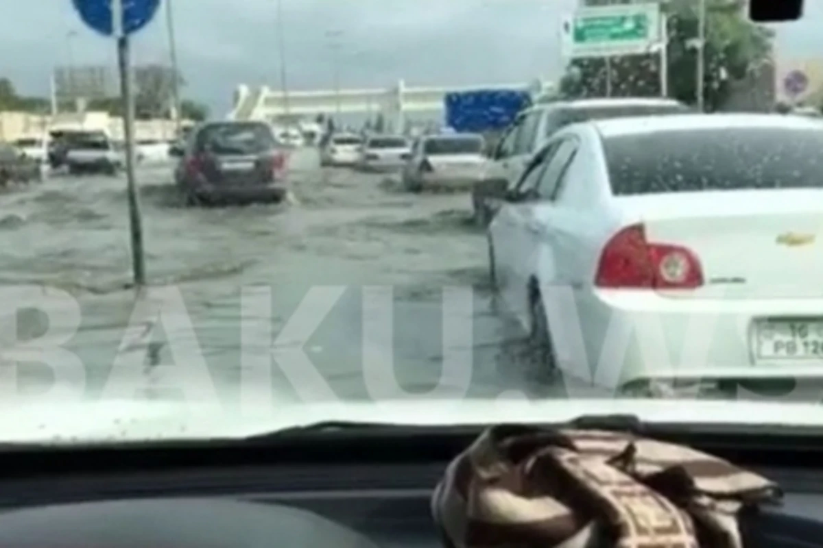 Баку после дождя: автомобили тонут в воде, канализации бьют фонтаном (видео)