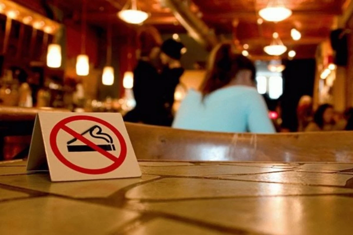 В Азербайджане могут запретить курение во всех закрытых местах