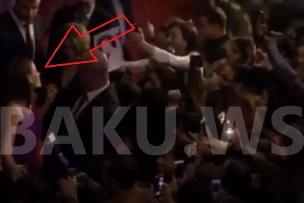 Azərbaycanlı qızlar Bakıda Serenaya hücum çəkdi (VİDEO) Azərbaycanlı qızlar Bakıda Serenaya hücum çəkdi (VİDEO)