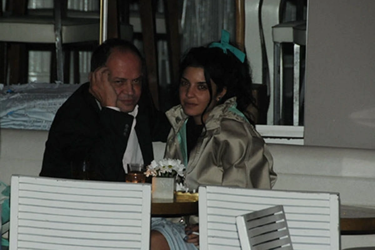 Məşhur iş adamı qızı yaşda xanımla öpüşərkən tutuldu - FOTO