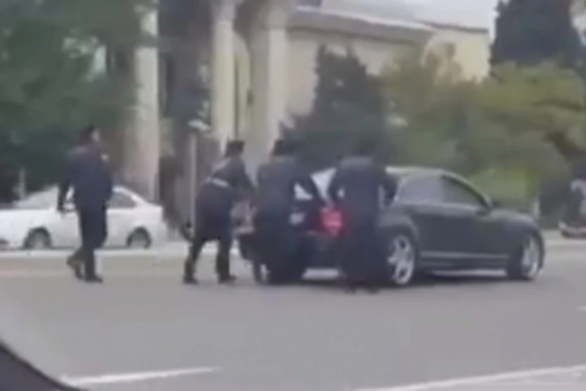 Bakıda maşın itələyən polislərin videosunu yayan gənc həbs olundu – VİDEO Bakıda maşın itələyən polislərin videosunu yayan gənc həbs olundu – VİDEO