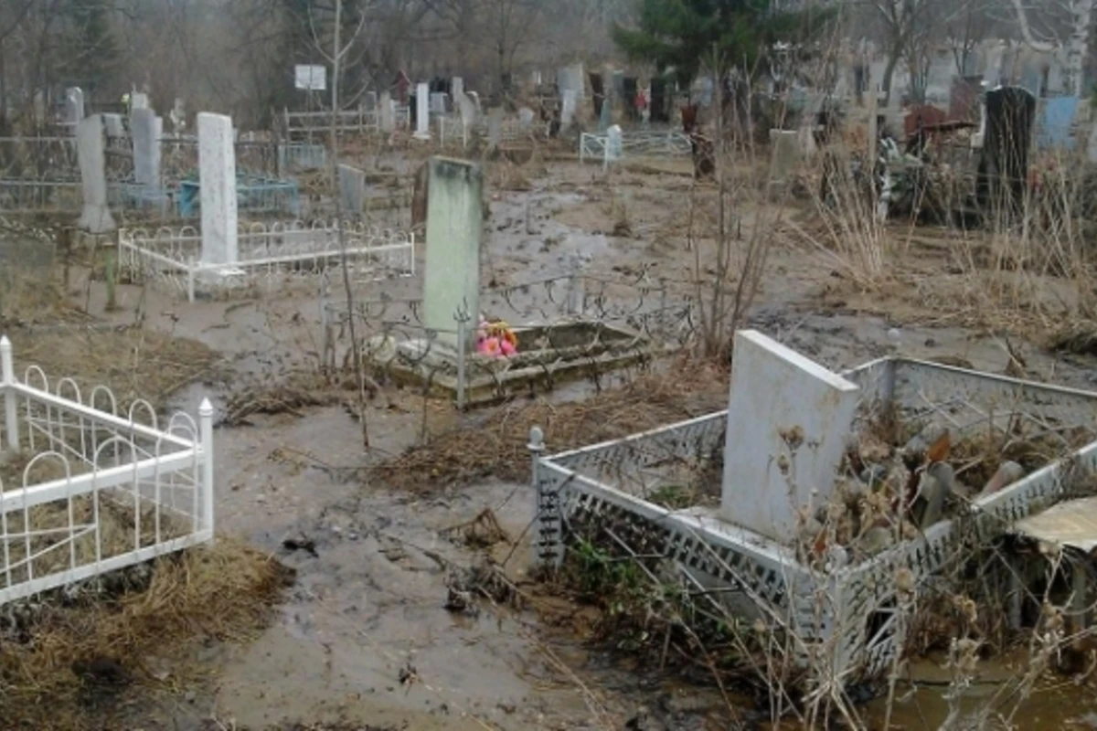 В Баку кладбище уходит под воду