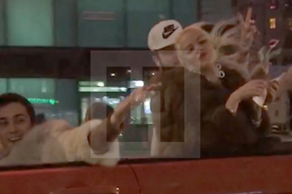 Молодые люди катаются на Range Rover по центру города и разбрасывают деньги (видео)