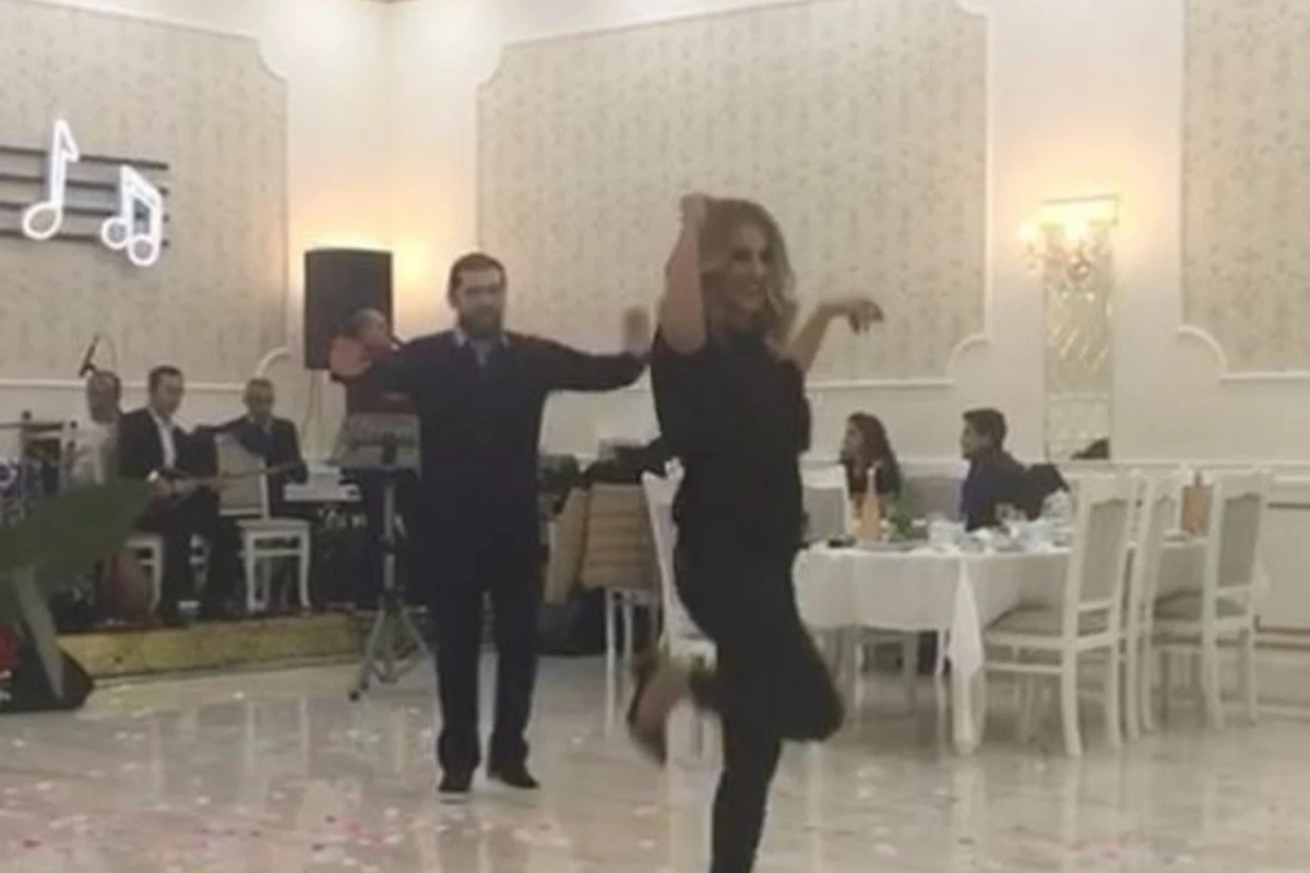 Günel qardaşı ilə şıdırğı rəqs etdi (VİDEO) Günel qardaşı ilə şıdırğı rəqs etdi (VİDEO)