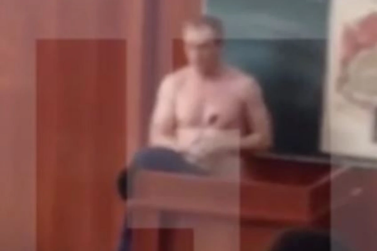 Преподаватель разделся догола на лекции (видео)