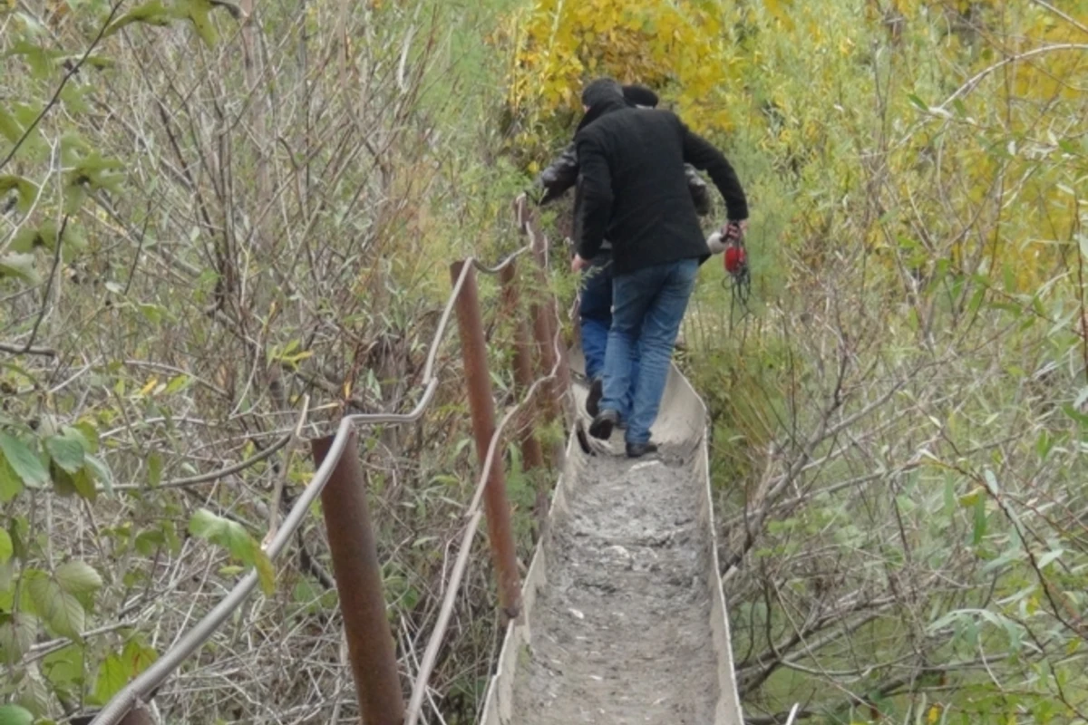 В Азербайджане школьники ежедневно рискуют жизнями (видео) В Азербайджане школьники ежедневно рискуют жизнями (видео)