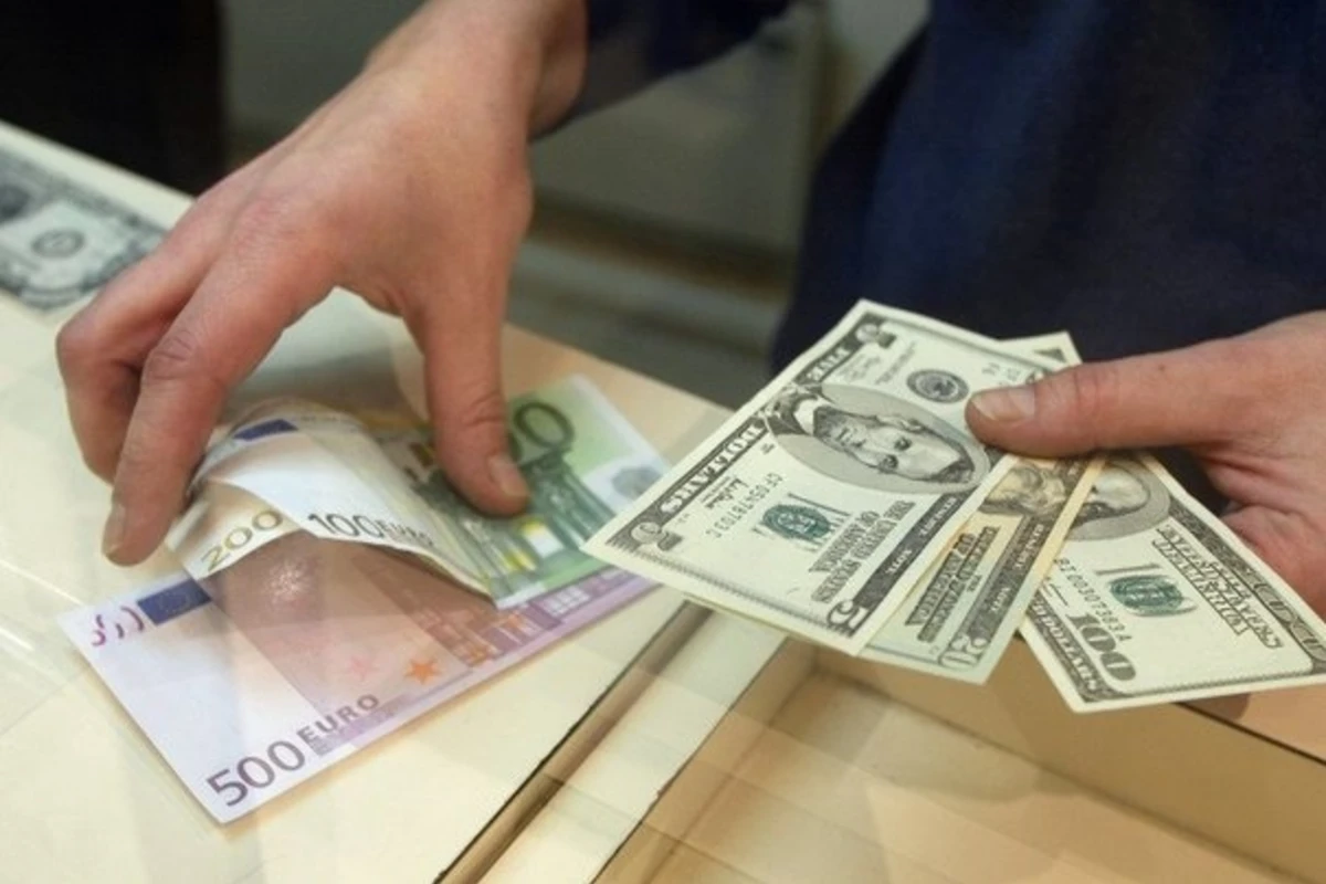 Цена купли-продажи доллара в банках Баку (список)