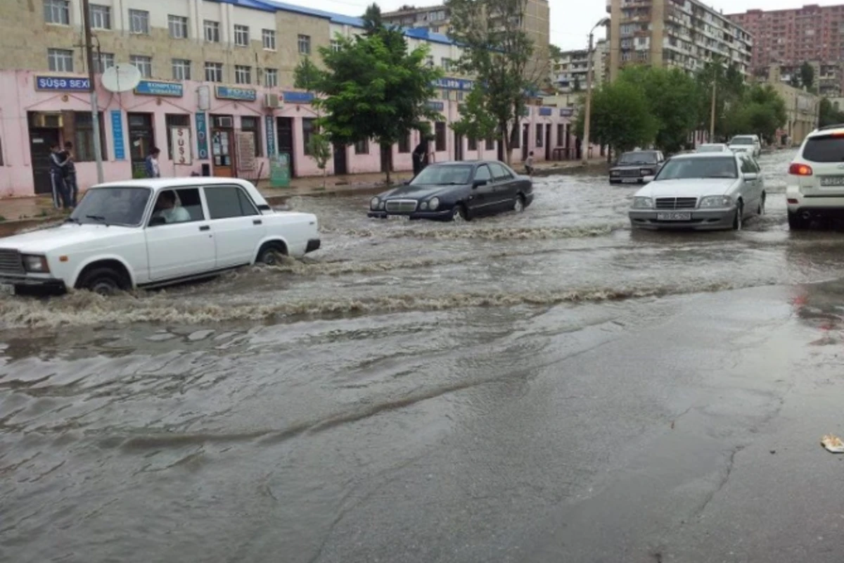 В Бинагади и Сабунчи вместо дорог озеро (видео)