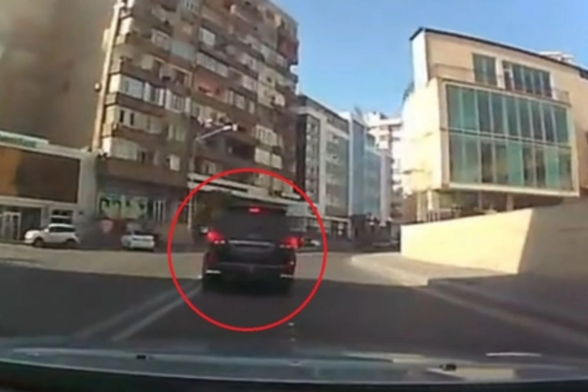 В Баку водитель на дорогом авто грубо нарушил ПДД (видео)