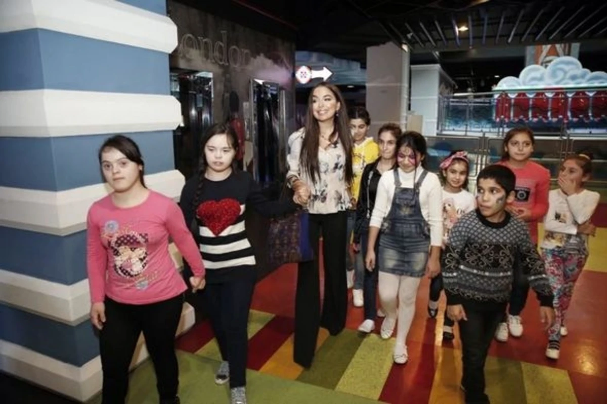 Leyla Əliyeva uşaqlarla bir arada (FOTO) Leyla Əliyeva uşaqlarla bir arada (FOTO)