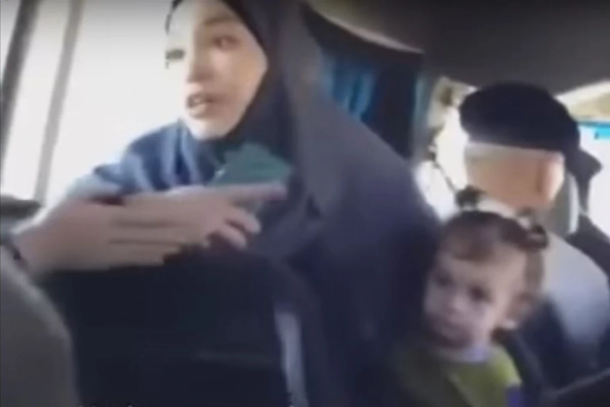 Драка в автобусе: Девушка в хиджабе обматерила и оттаскала за волосы пассажирку (видео)