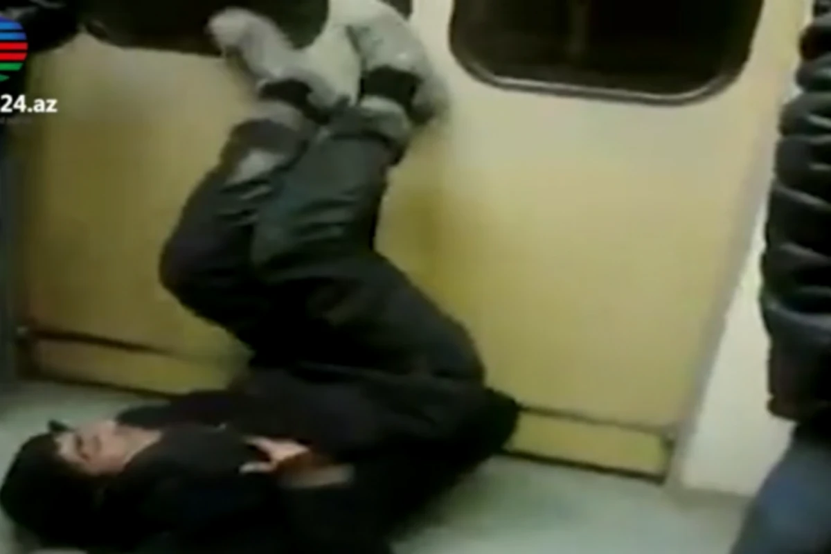 В бакинском метро больного человека выволокли из вагона (видео)