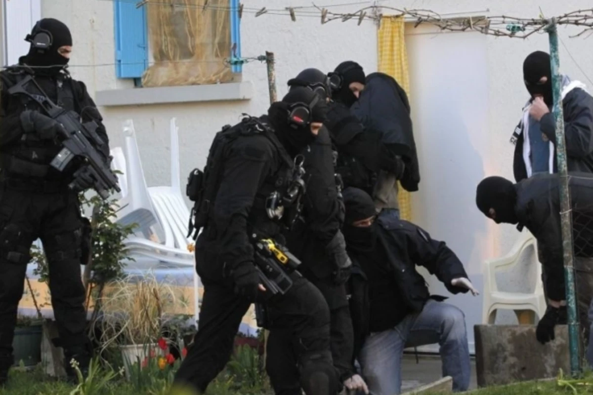 Azərbaycanda xüsusi əməliyyat: 4 vəzifəli şəxs saxlanıldı (FOTO) Azərbaycanda xüsusi əməliyyat: 4 vəzifəli şəxs saxlanıldı (FOTO)