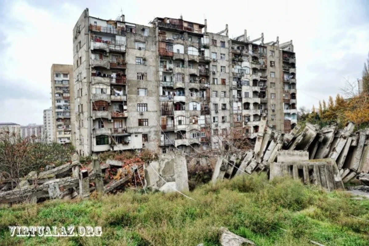 В Баку обрушилось здание: жильцы уже 3-й день ночуют на улице (фото)