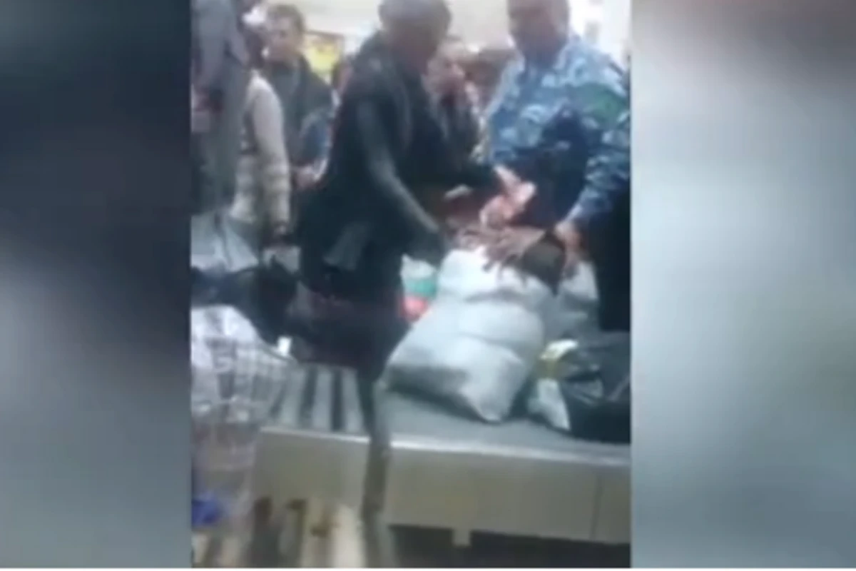 Гостаможня Азербайджана наказала обругавшего женщин таможенника (видео) Гостаможня Азербайджана наказала обругавшего женщин таможенника (видео)