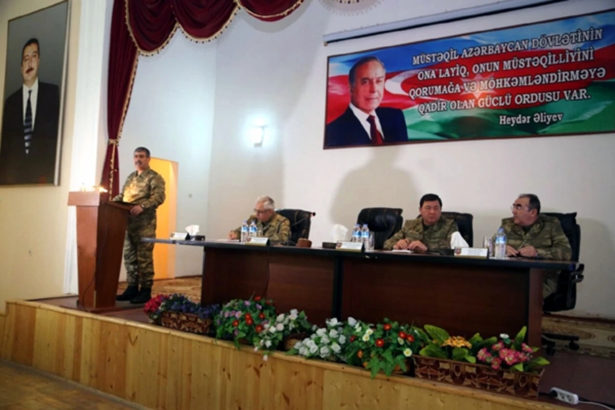Zakir Həsənov cəbhə bölgəsində iclas keçirdi (FOTO) Zakir Həsənov cəbhə bölgəsində iclas keçirdi (FOTO)