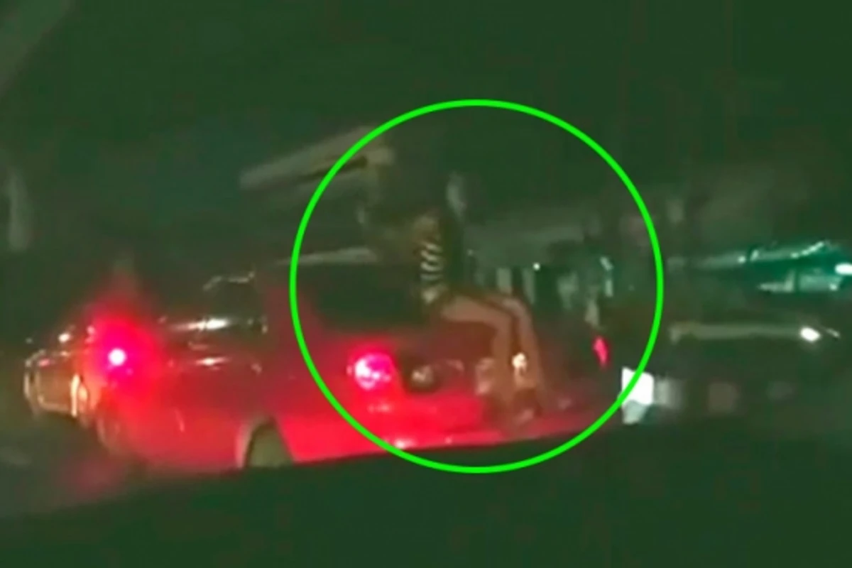 На камеру попал призрак девочки на багажнике автомобиля (видео) На камеру попал призрак девочки на багажнике автомобиля (видео)