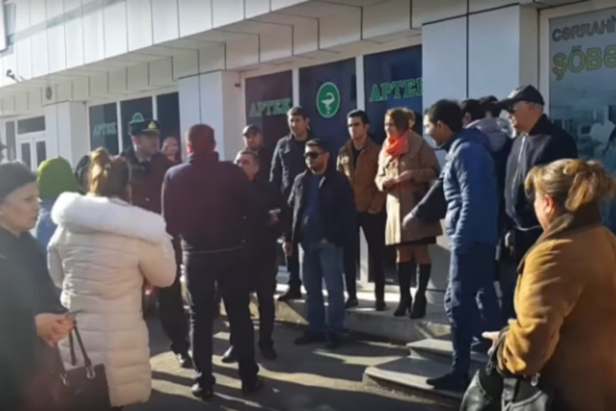 Нападение на частную клинику в Баку: больных выволокли на улицу (видео) Нападение на частную клинику в Баку: больных выволокли на улицу (видео)