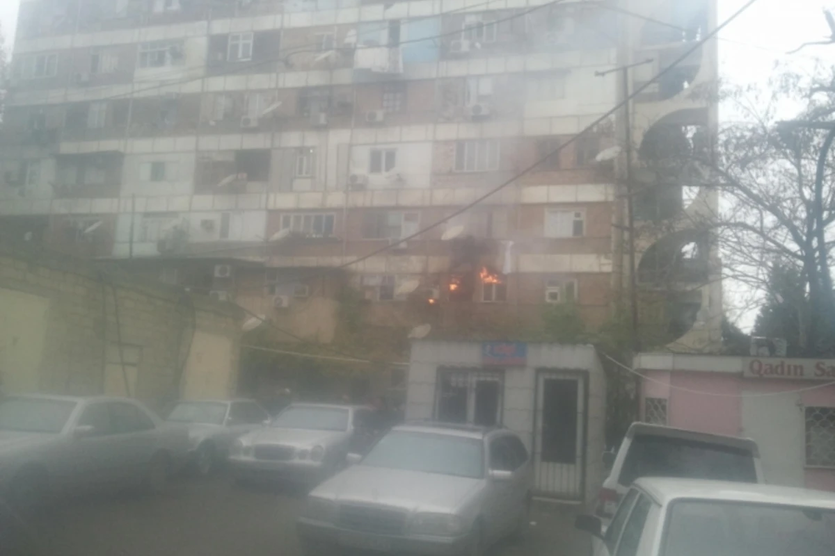 Сильный пожар в Баку: идет эвакуация (фото)