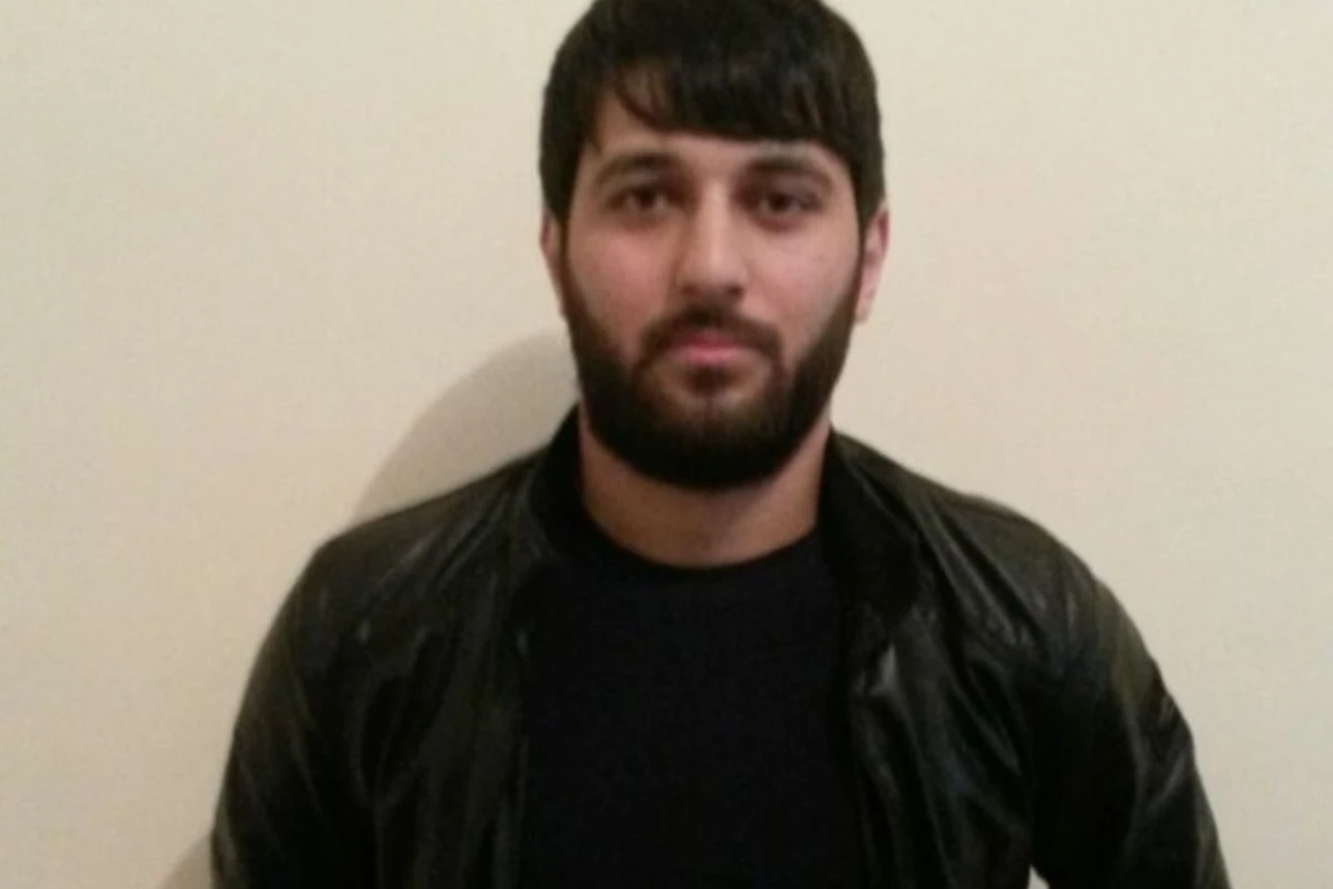Bu şəxs mağazadan 8 min manatlıq kosmetika məhsulları və pul oğurlayıb Bu şəxs mağazadan 8 min manatlıq kosmetika məhsulları və pul oğurlayıb