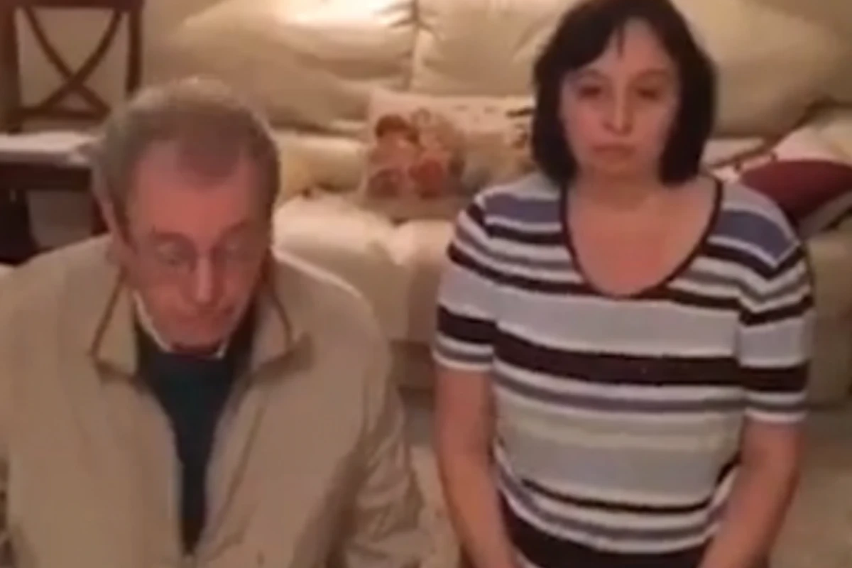 Школьник заставил родителей просить у него прощения на коленях (видео)