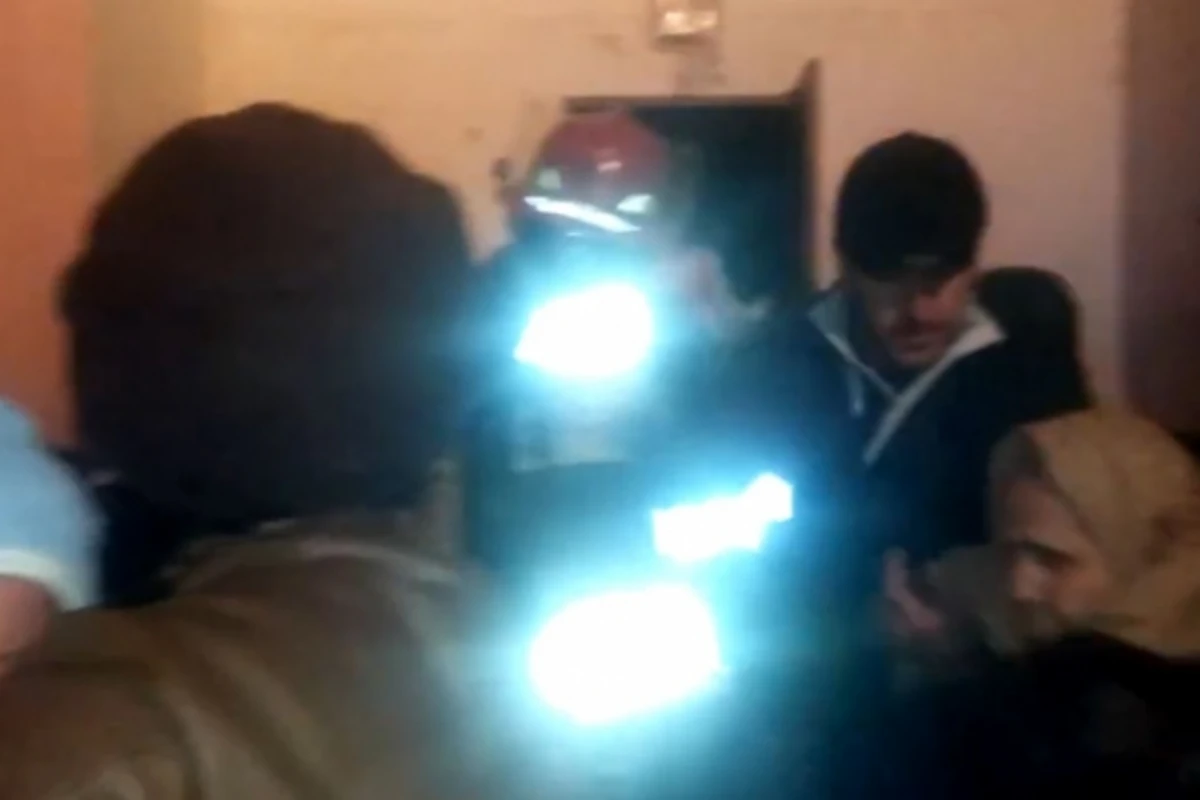 Тревога в жилом доме в Баку: сотни людей выбежали на улицу (видео)
