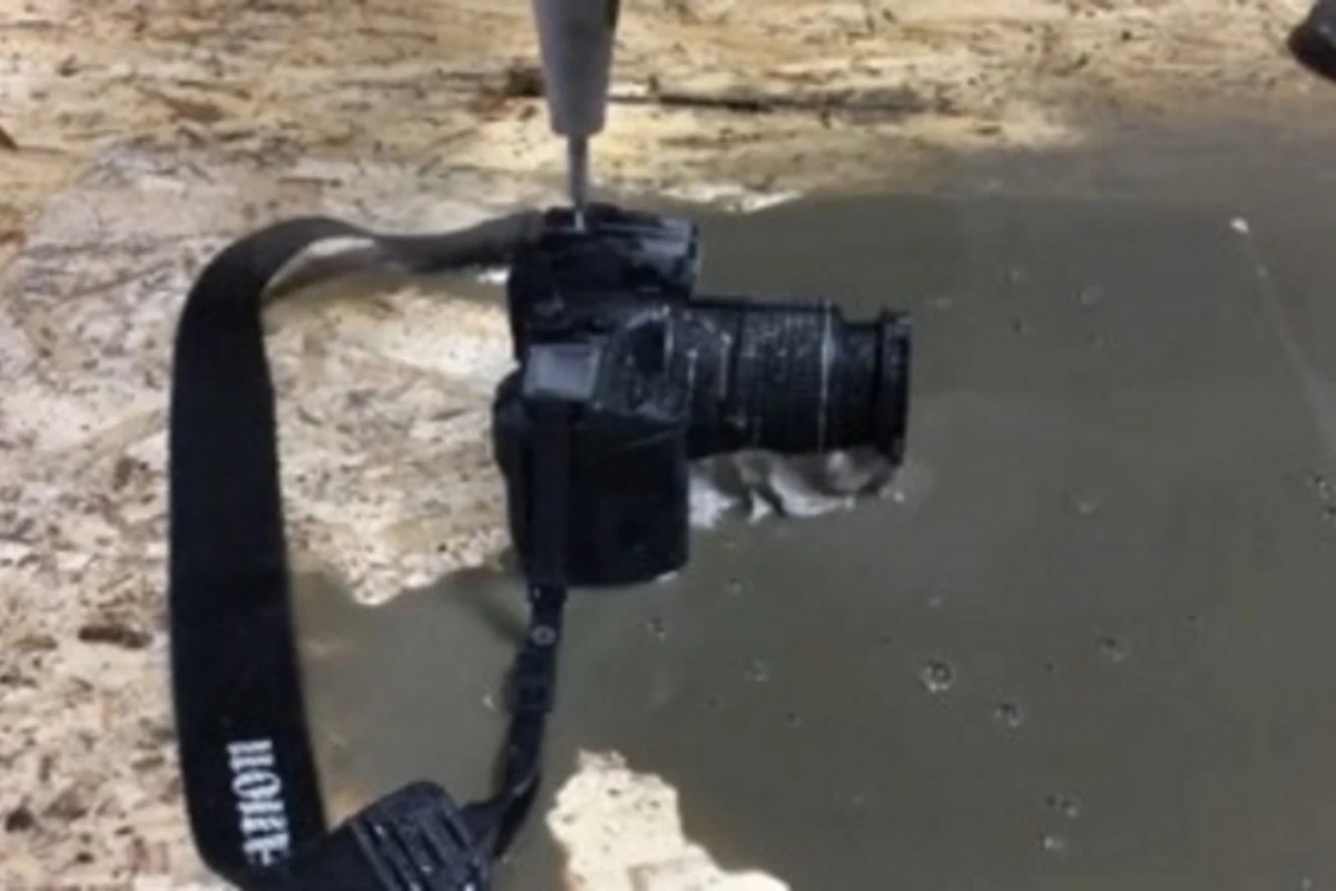 Разрезание фотоаппарата струей воды показали на ВИДЕО