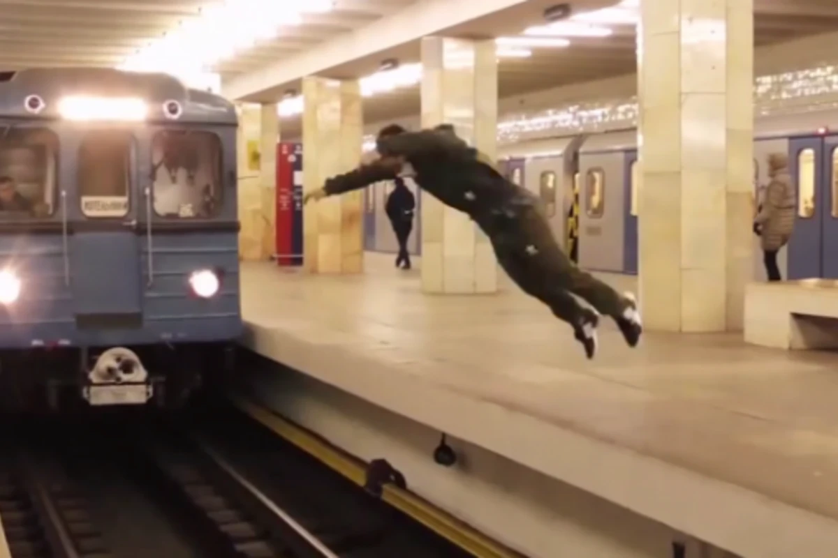 Экстремал перепрыгнул пути в метро перед едущим поездом (видео)