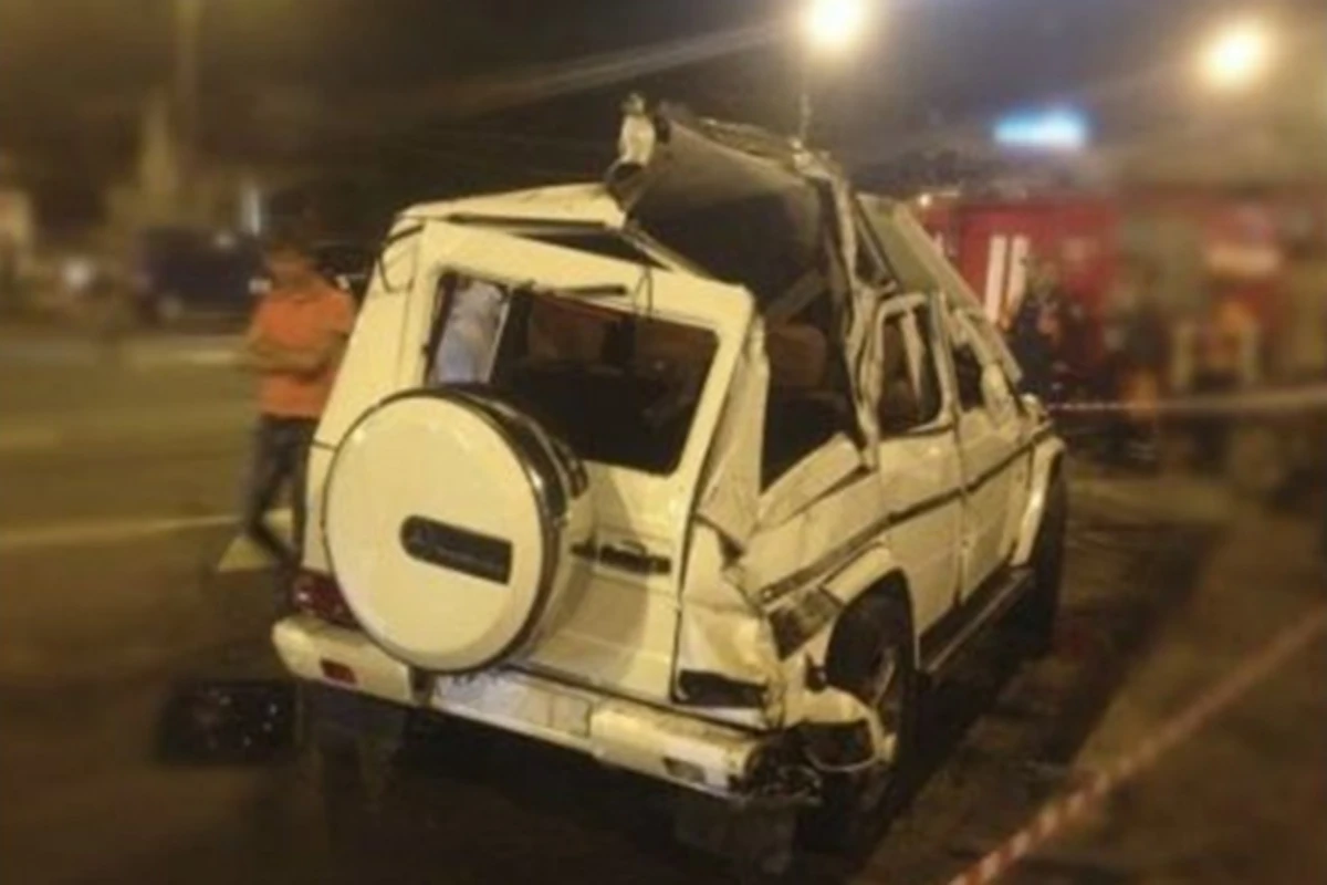Rəisin oğlu “Gelandewagen”lə qəza törətdi Rəisin oğlu “Gelandewagen”lə qəza törətdi