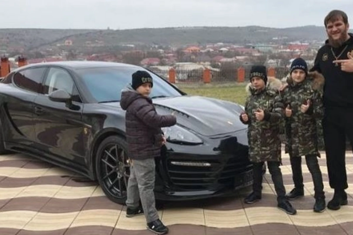 Дети Рамзана Кадырова сделали роскошный подарок своему тренеру (фото) Дети Рамзана Кадырова сделали роскошный подарок своему тренеру (фото)