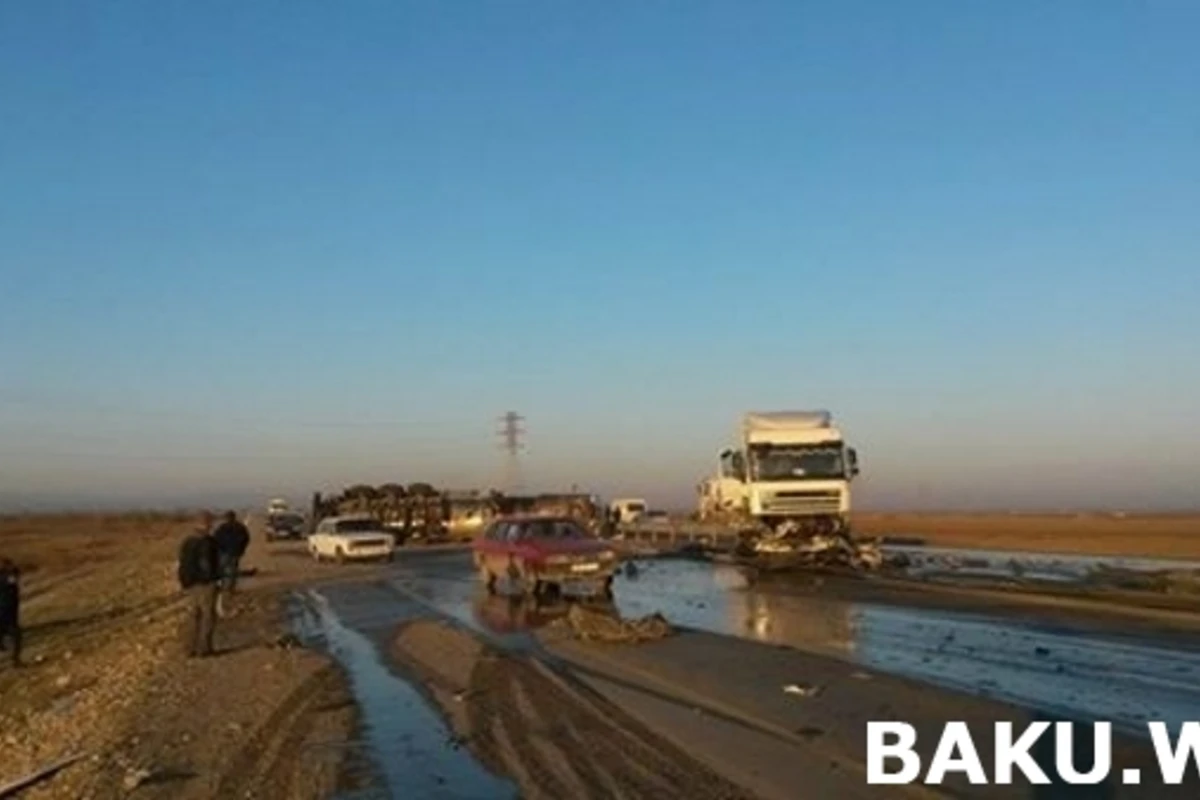 В Азербайджане опрокинулся грузовик с мазутом (фото)