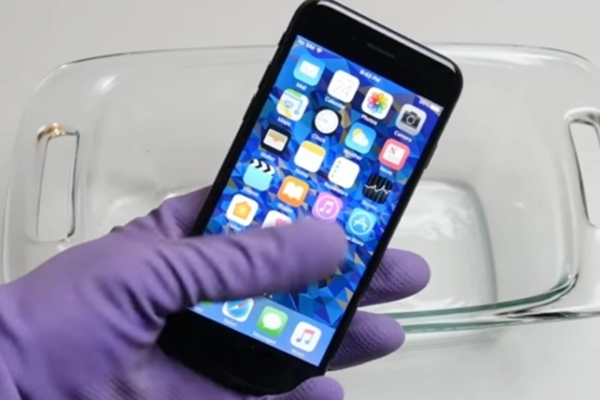 Хит сети: iPhone 7 испытали сильнейшей кислотой (видео)