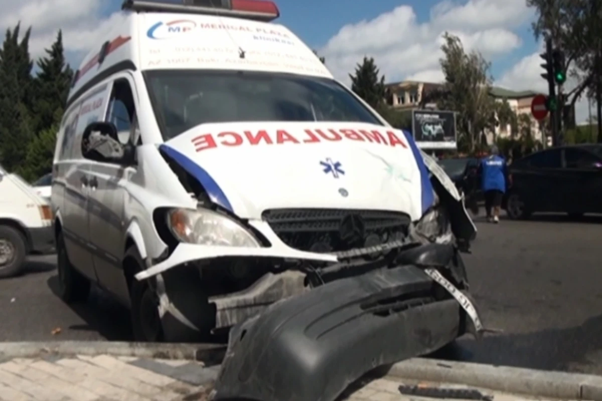 В Баку скорая попала в ДТП: больной скончался, медсестра ранена