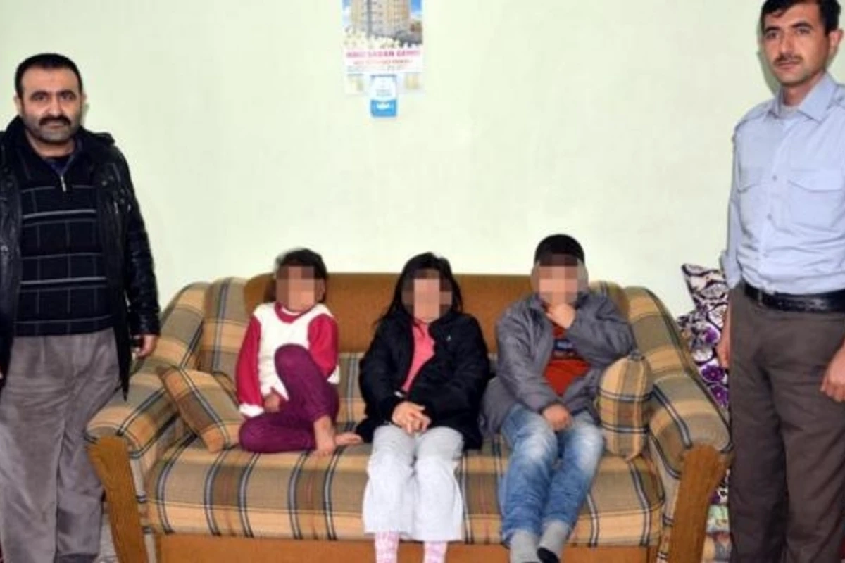 Müəllim şagirdlərinə əqrəb yedizdirdi (FOTO)