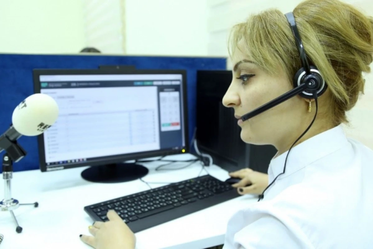 Telefonçu qız: zəng edib elçi düşənlər də olur (FOTO)