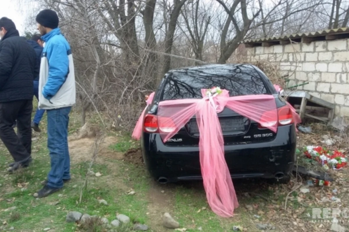 В Азербайджане автомобиль завотделом из свадебного кортежа совершил ДТП (фото)