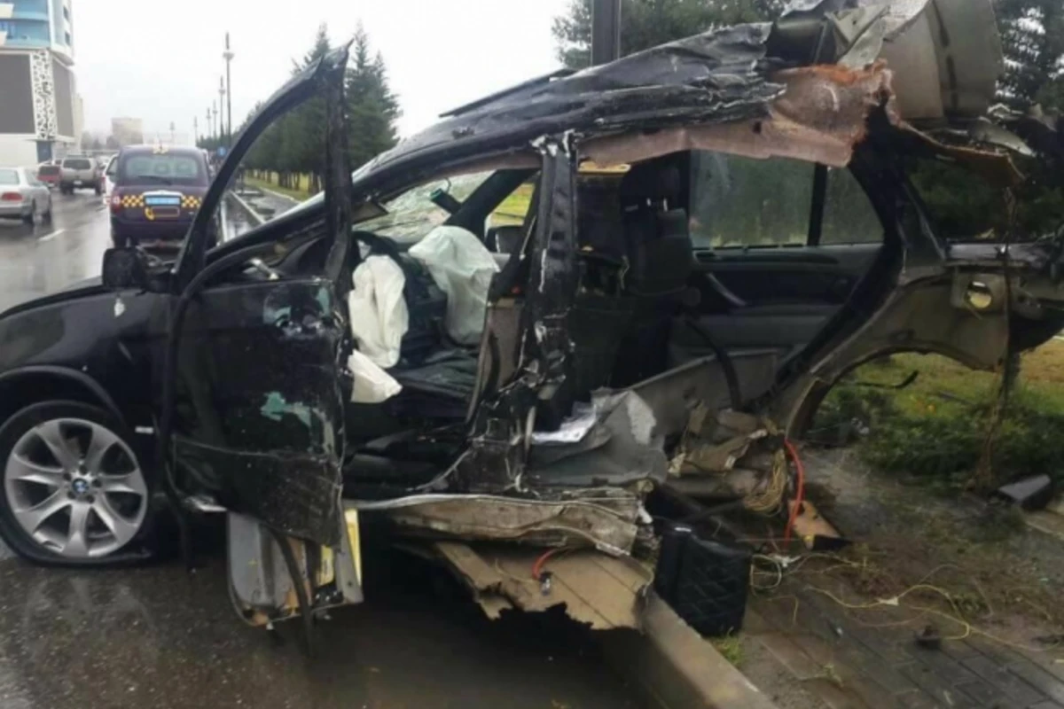 Bakıda möcüzə kimi qəza: BMW X5 iki yerə bölündü, ölən olmadı (FOTO)