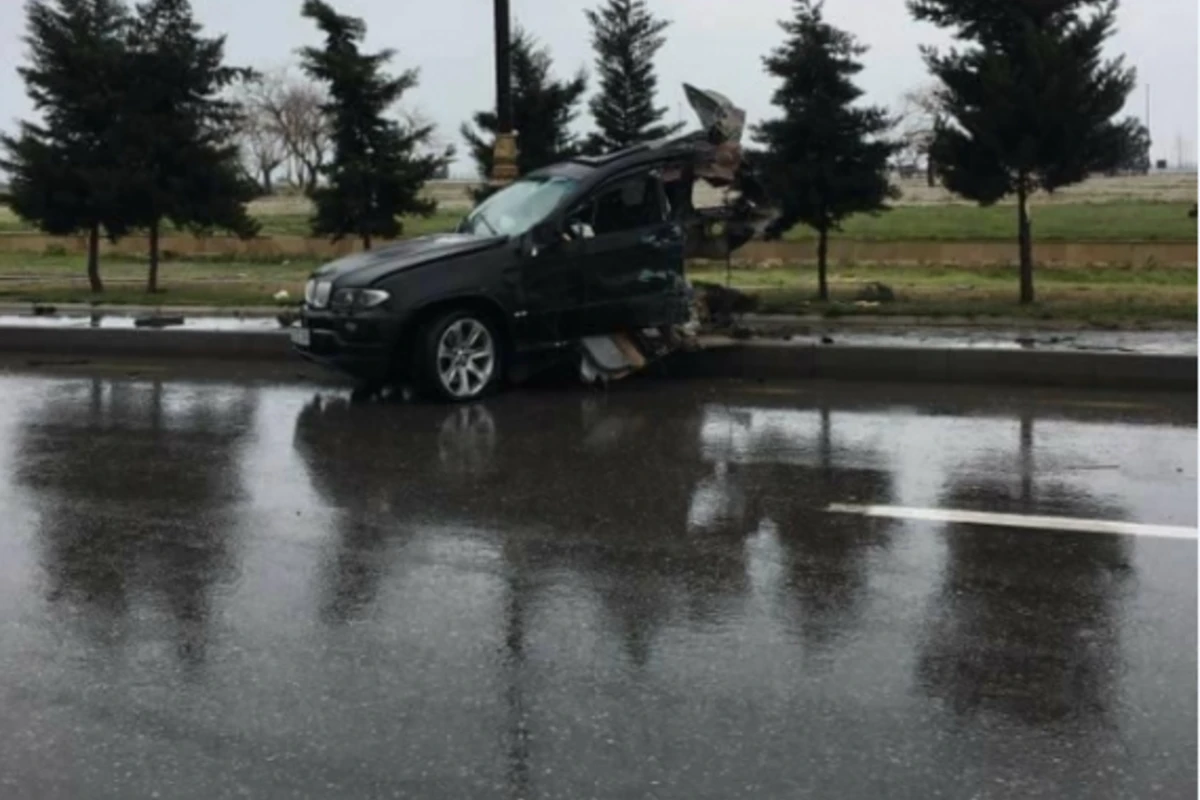 Настоящее чудо в Баку: BMW разорвало на части - никто не погиб (фото)