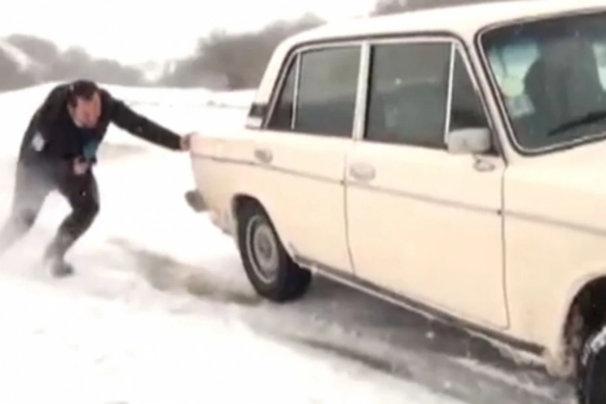Снег в Азербайджане ввел в затруднение водителей (видео)
