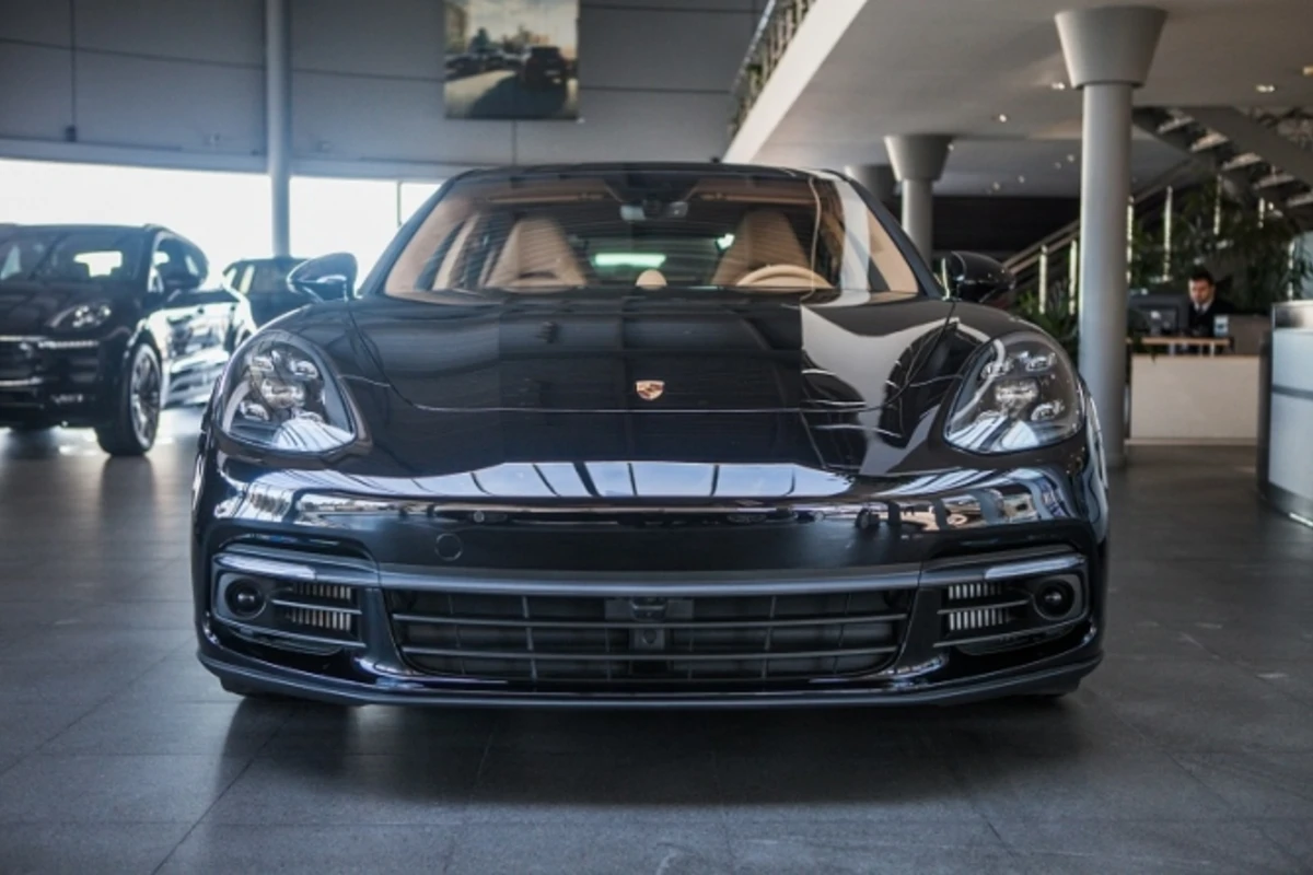 Tam yeni Porsche Panamera artıq Azərbaycanda (video)