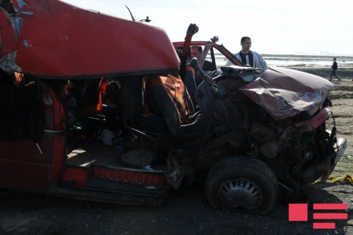 В Азербайджане перевернулся автобус со студентами