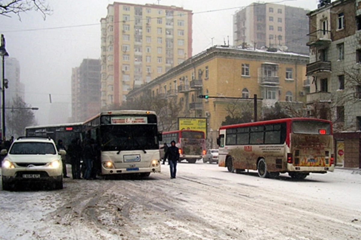 В Баку наблюдается задержка в движении автобусов