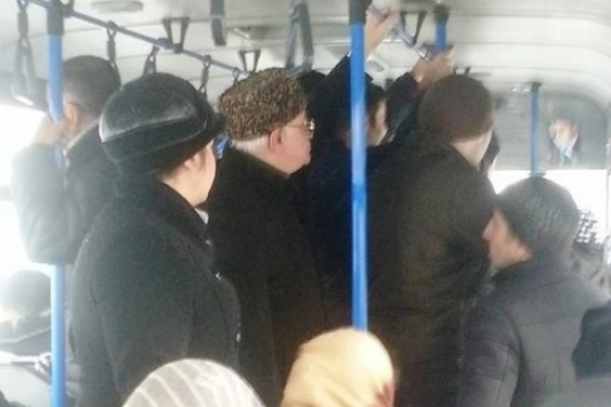 Экс-министр обороны Азербайджана в автобусе (фото)