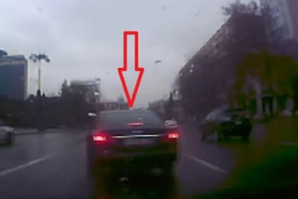 Грубое нарушение ПДД водителем автомобиля серии AA попало на камеру (видео)