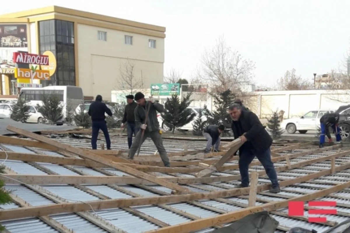 Ветер снес крышу торгового центра в Баку (фото)