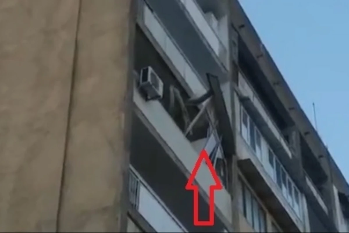 В Баку сильным ветром выбило окно на балконе (видео)