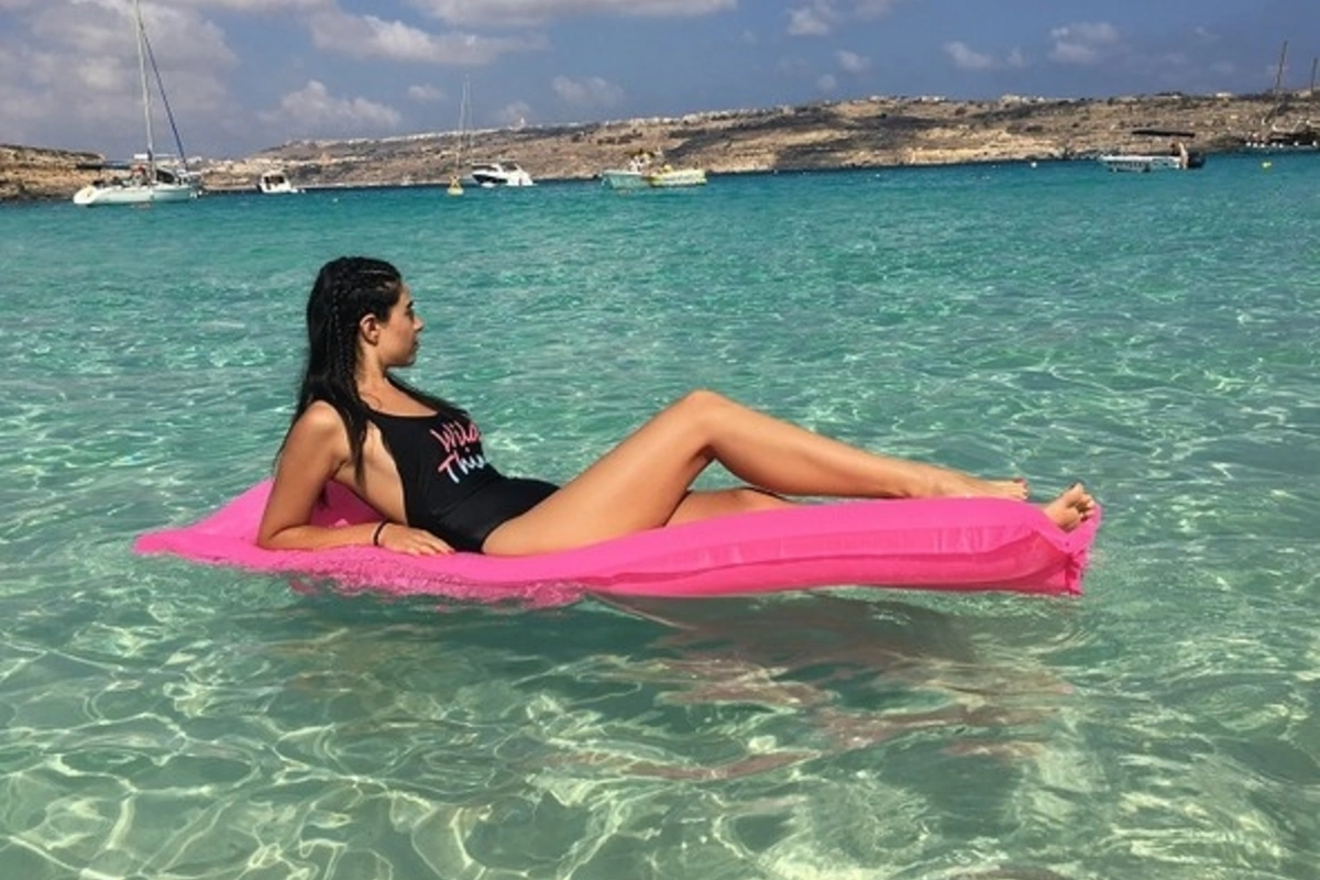 23 yaşında 4 qitə, 38 ölkə gəzdi (FOTO)
