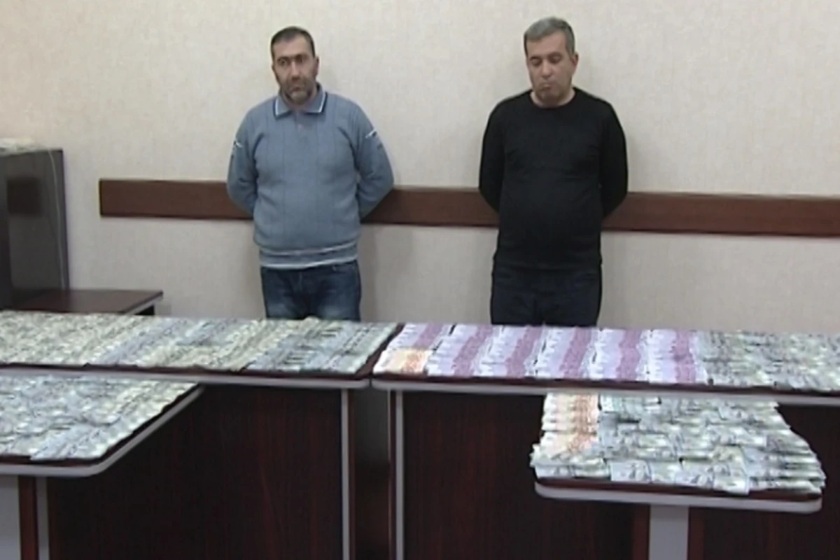 DİN qara bazarda əməliyyat keçirdi - dollar və avro satanlar yaxalandı DİN qara bazarda əməliyyat keçirdi - dollar və avro satanlar yaxalandı