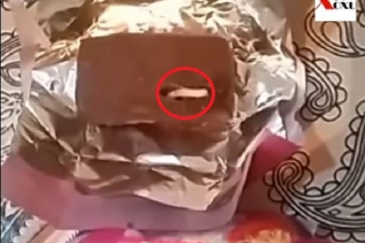 Вот так сюрприз! В Баку в шоколадной конфете оказался червяк (видео)