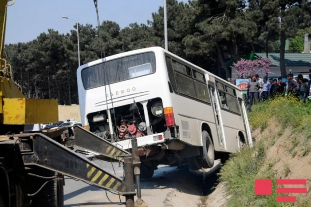 В Баку перевернулся автобус